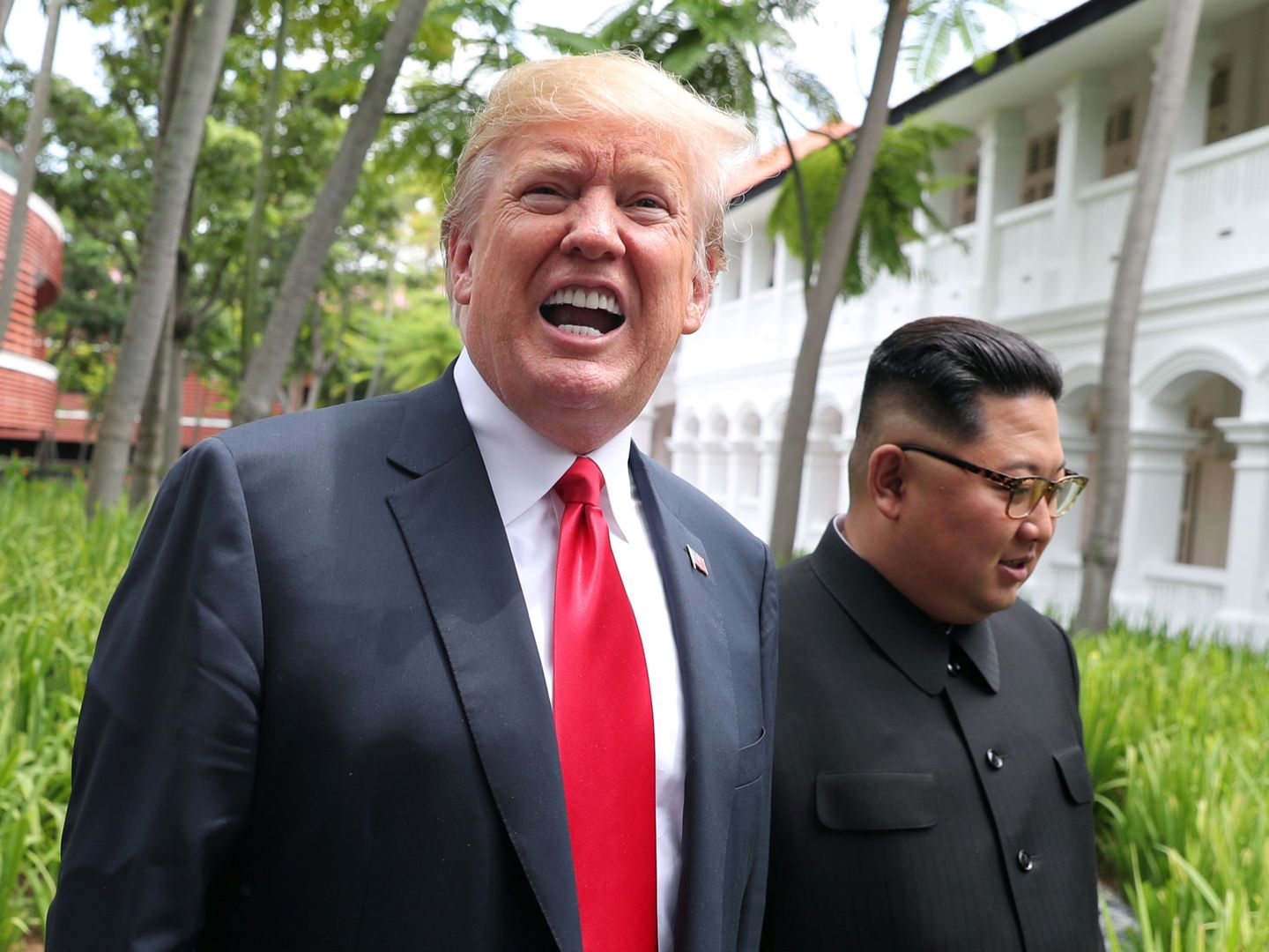 Donald Trump y Kim Jong-un dando un paseo tras el almuerzo de trabajo. (Reuters)