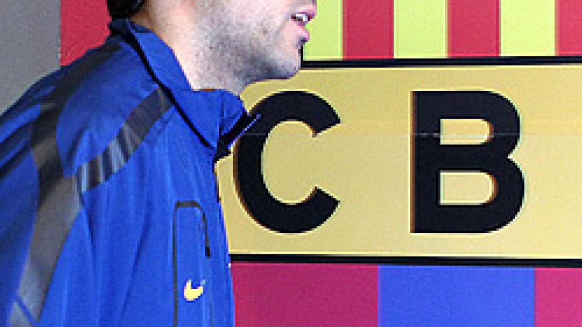 Los jugadores del Barcelona ya dan la bienvenida a Cesc Fábregas