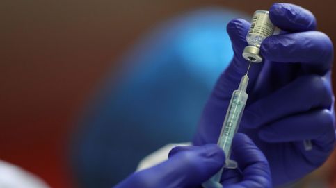 Un inicio a medio gas de la vacunación pone en el punto de mira la gestión de las CCAA