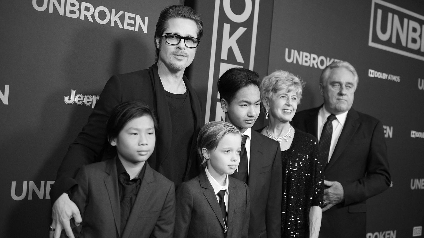 El actor, junto a sus padres y sus hijos Pax, Shiloh y Maddox. (Getty)
