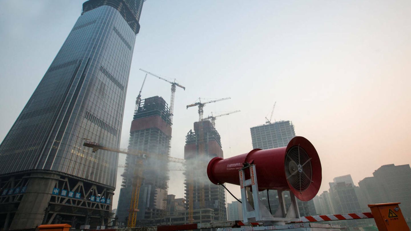 Máquina utilizada para reducir la contaminación durante unas obras en Pekín. (Reuters)