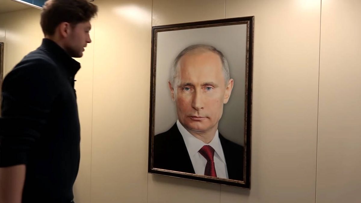 Cuelga un retrato de Putin en un ascensor y graba las reacciones de los vecinos