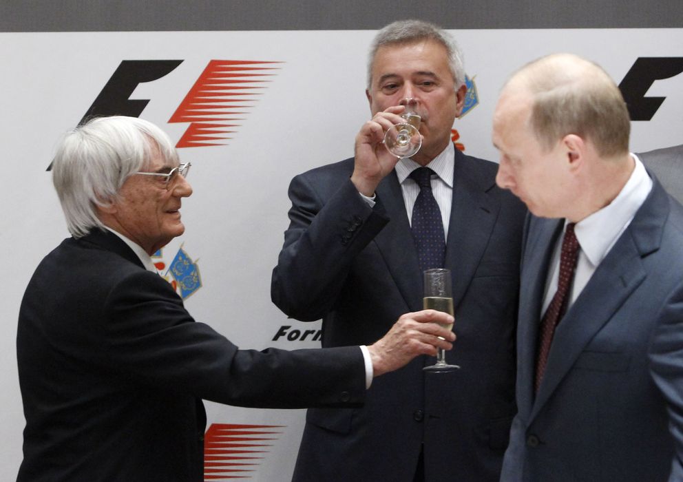Foto: El presidente de Lukoil, Vagit Alekperov (c), junto al presidente de Rusia, Vladimir Putin, y el magnate de la F1 Bernie Ecclestone. (Reuters)