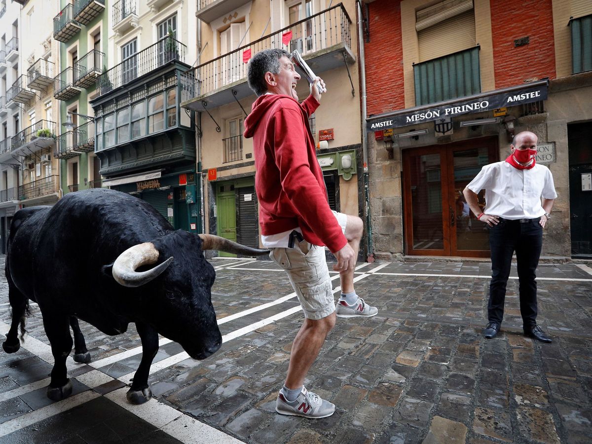 Foto: Dos vecinos de Pamplona simulan correr. (EFE)