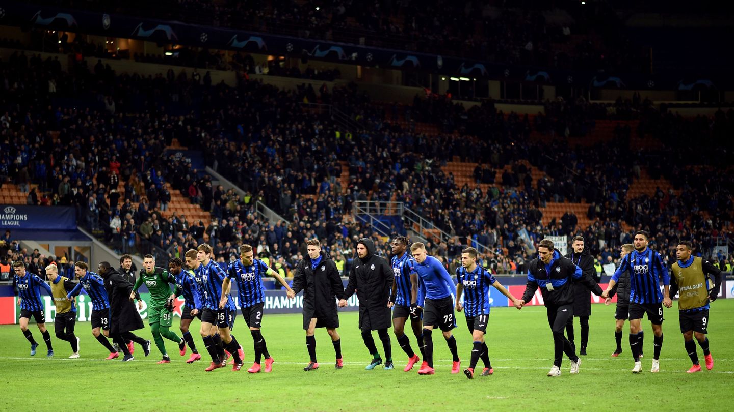 Los jugadores del Atalanta festejan el triunfo con sus aficionados. (Reuters)