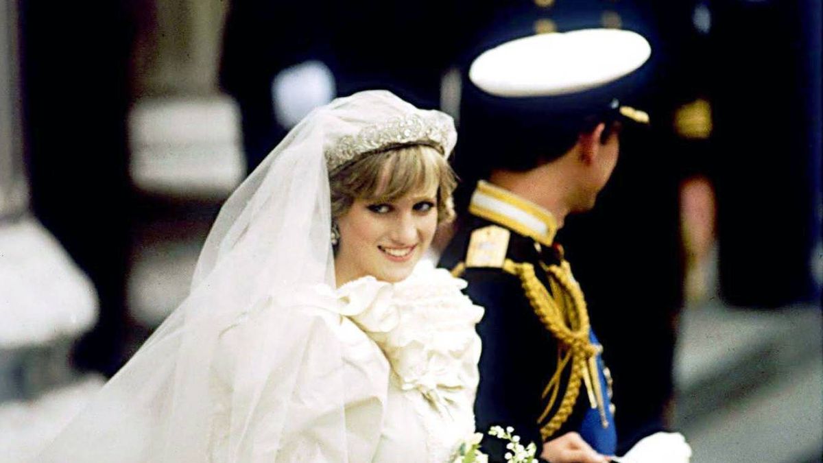 El vestido de novia de Diana en 'The Crown', o cómo dejarnos sin palabras  con una réplica