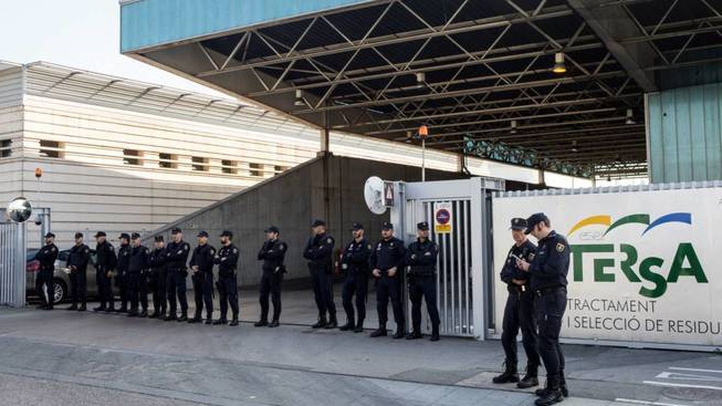 Una veintena de agentes de la Policía Nacional se ha personado en la puerta de la incineradora de Sant Adrià del Besòs.
