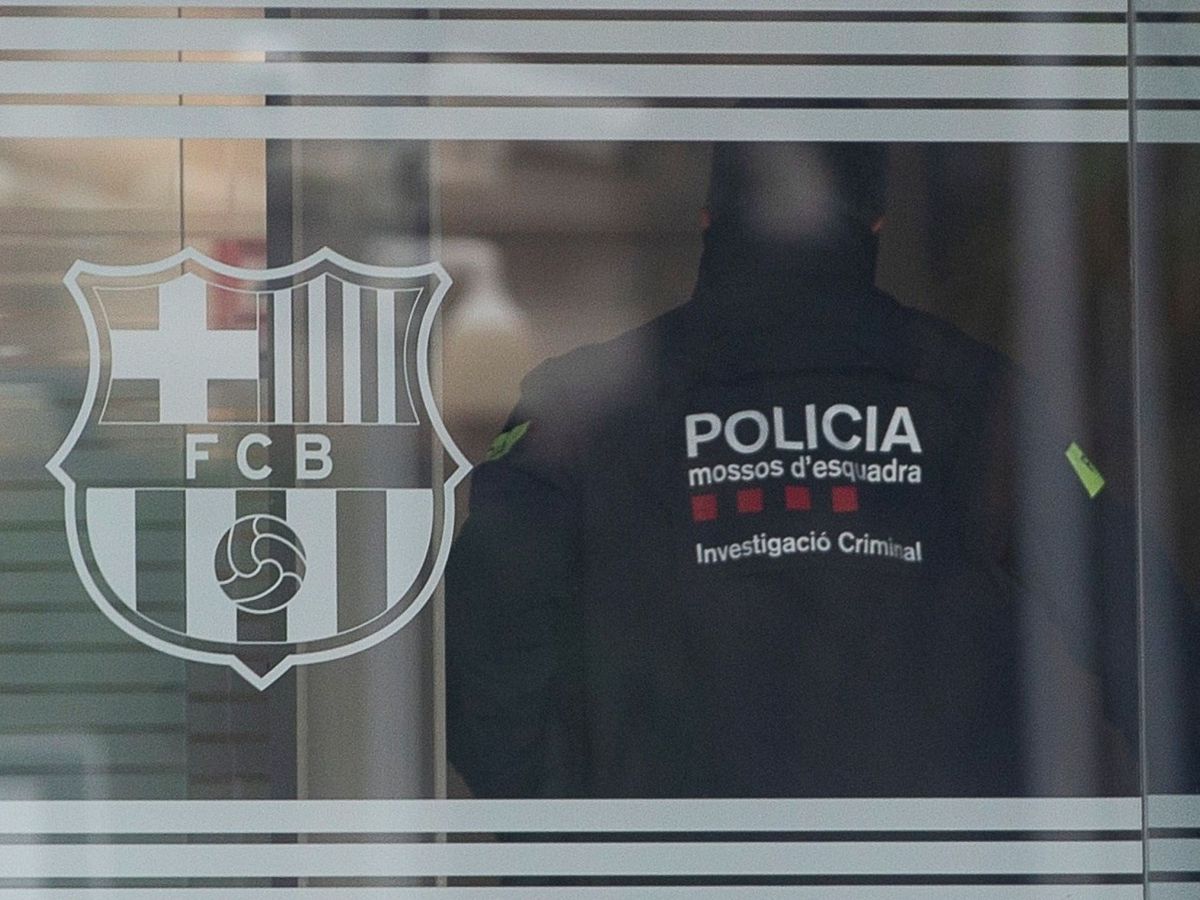 Foto: Los Mossos registran las oficinas del FC Barcelona. (EFE)