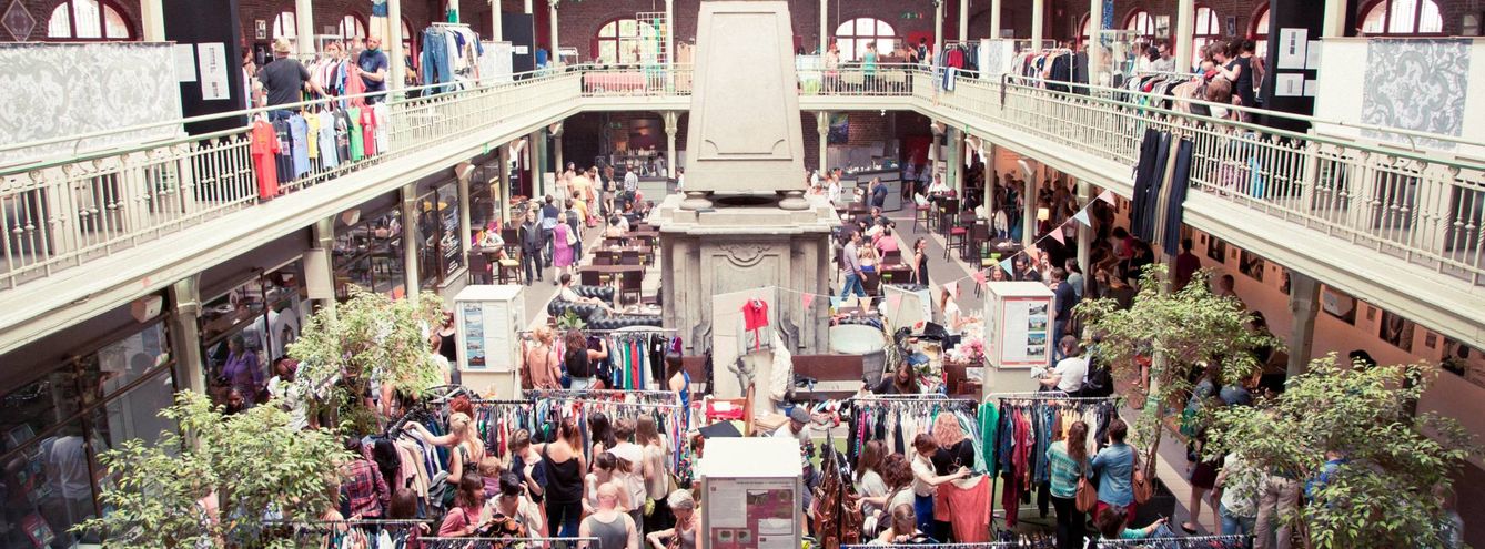 En el Brussels Vintage Markt es posible encontrar originales (y antiquísimas) prendas de ropa, entre otras cosas (Facebook)