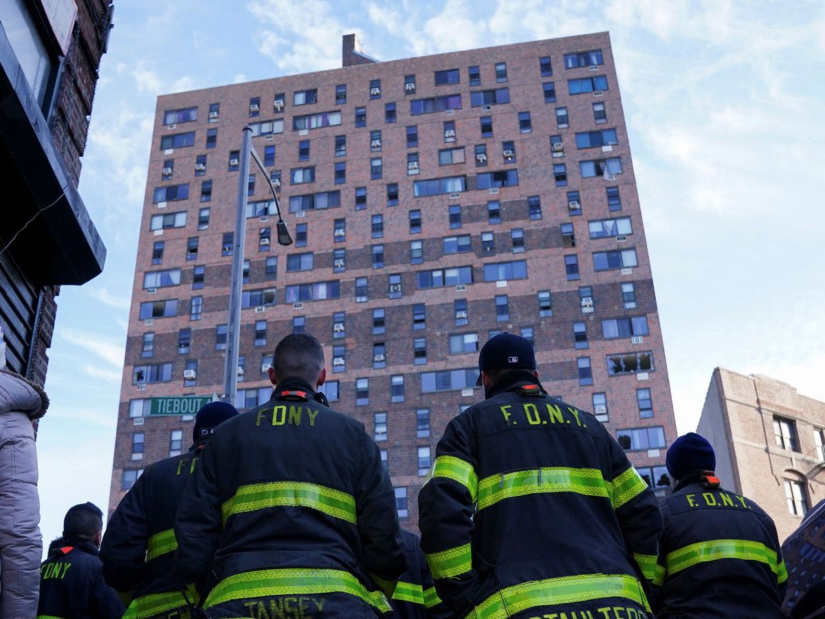 Foto: Un equipo de los bomberos de Nueva York presencia la escena del fuego, una vez extinguido. (Reuters/Carlo Allegri)
