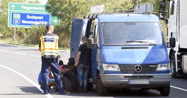 Foto: Un vehículo con inmigrantes es interceptado antes de cruzar la frontera. (EFE)