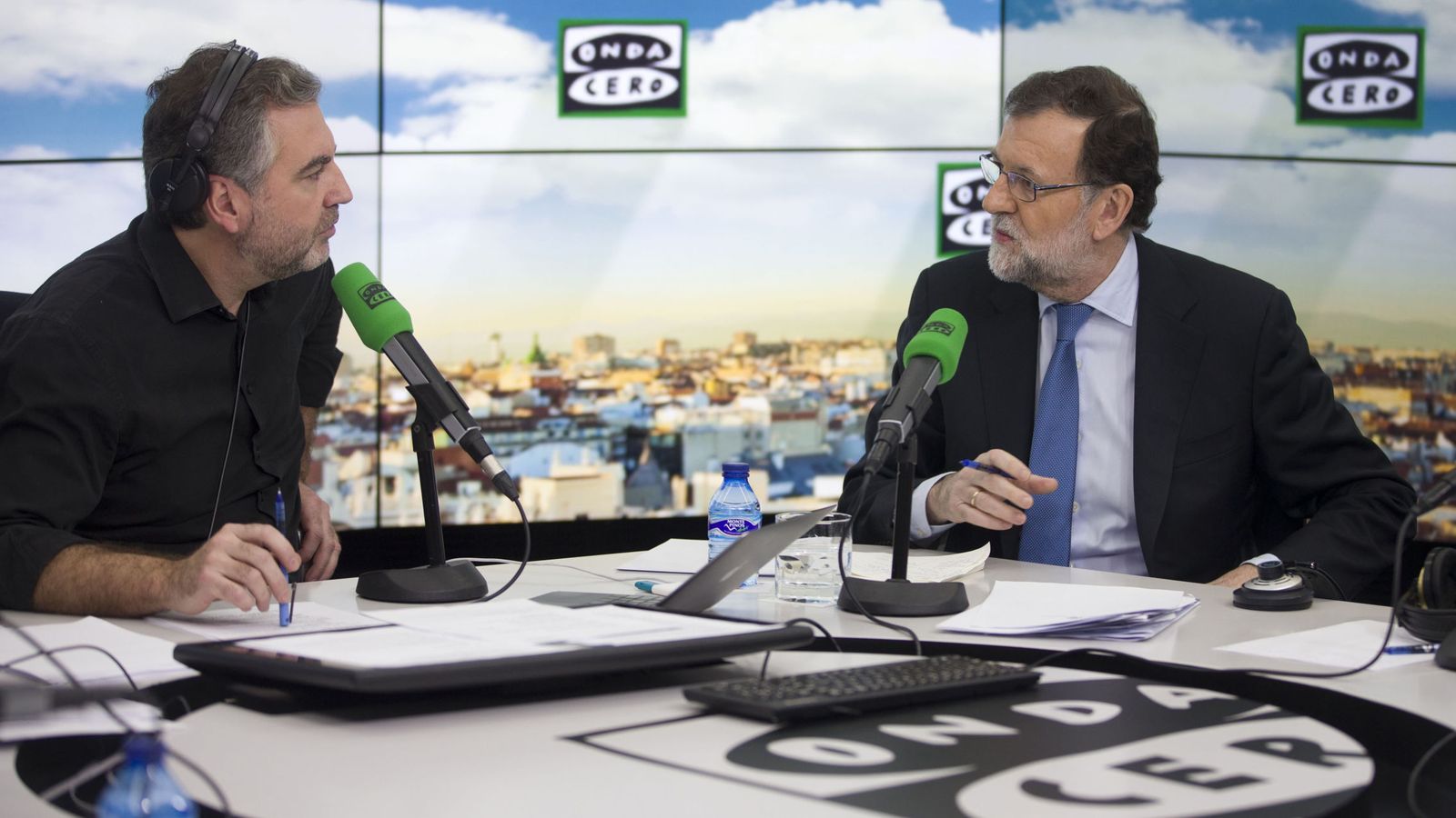 Foto: Carlos Alsina, en una entrevista con el presidente Mariano Rajoy. (EFE)