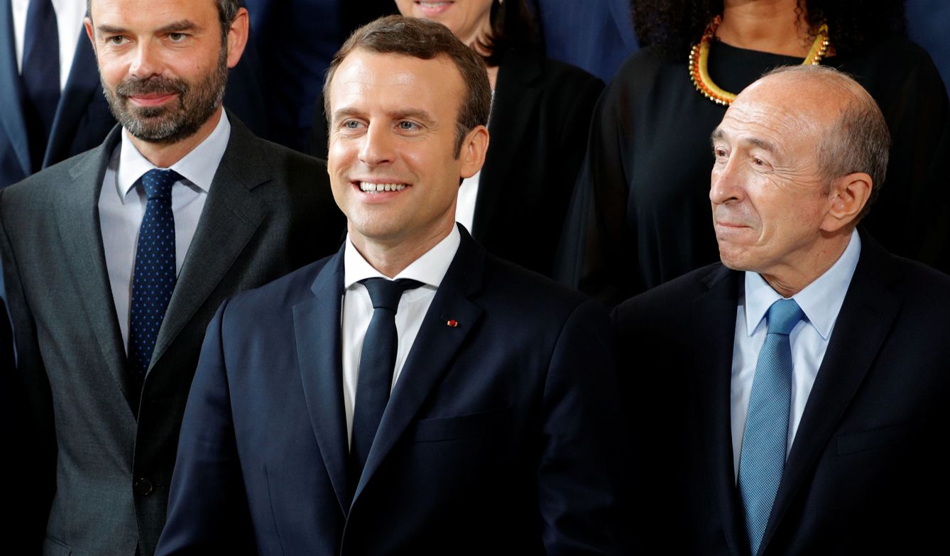 Macron, rodeado de dos hombres clave en su estreno gubernamental: su primer ministro y Collomb.