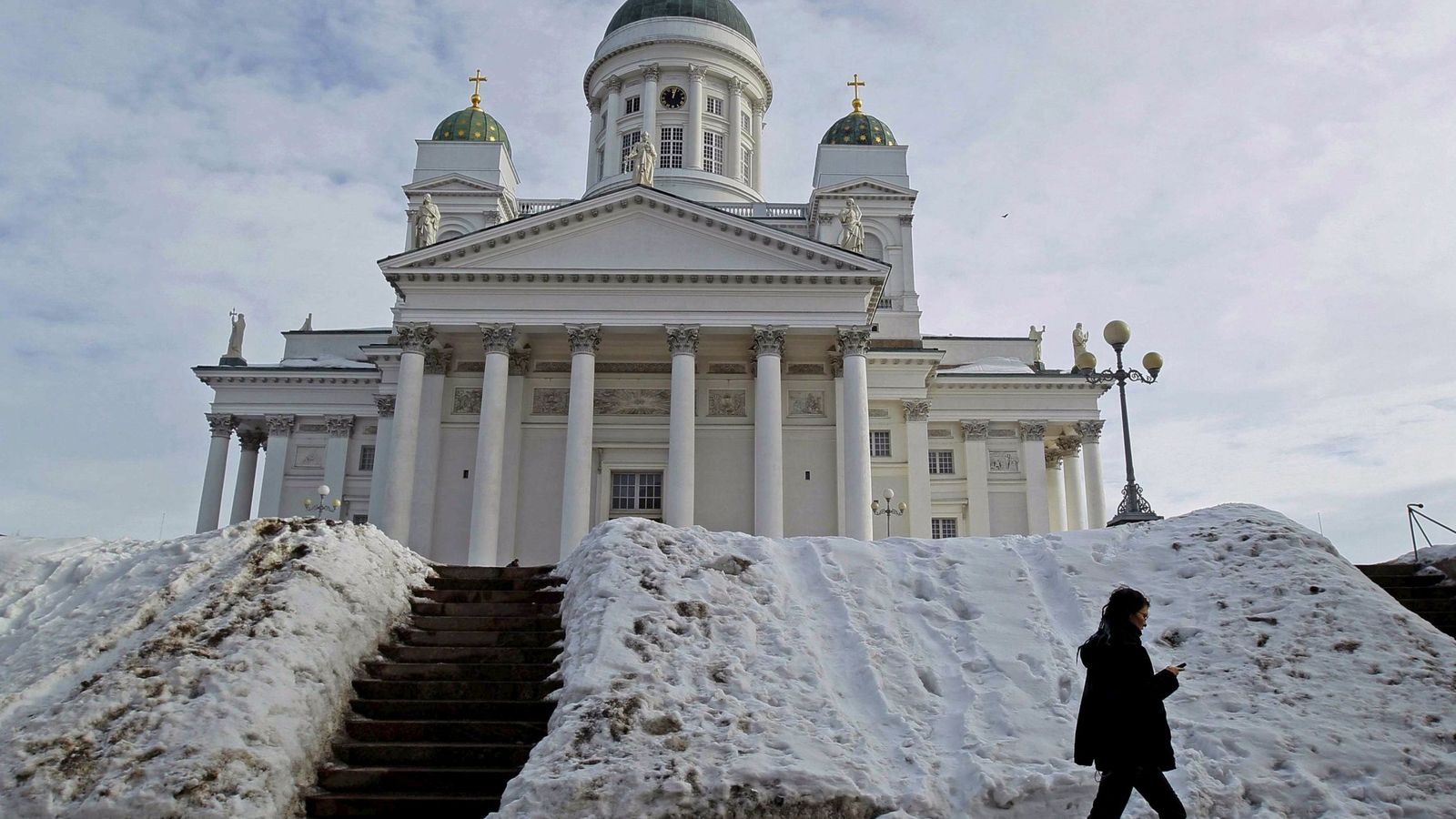 Foto: Una mujer pasa delante de la catedral de Helsinki, Filland (Reuters)