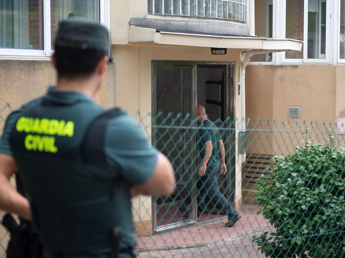 Foto: La Guardia Civil inspecciona la casa de la sospechosa. (EFE)