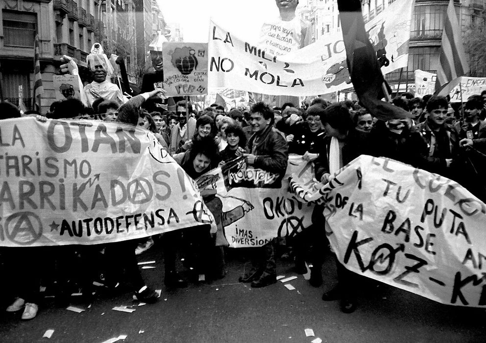 Foto: Punks de Madrid y Barcelona en una manifestación contra la OTAN en 1986 ((Archivo Merche Meme González y Alicia Carmona)