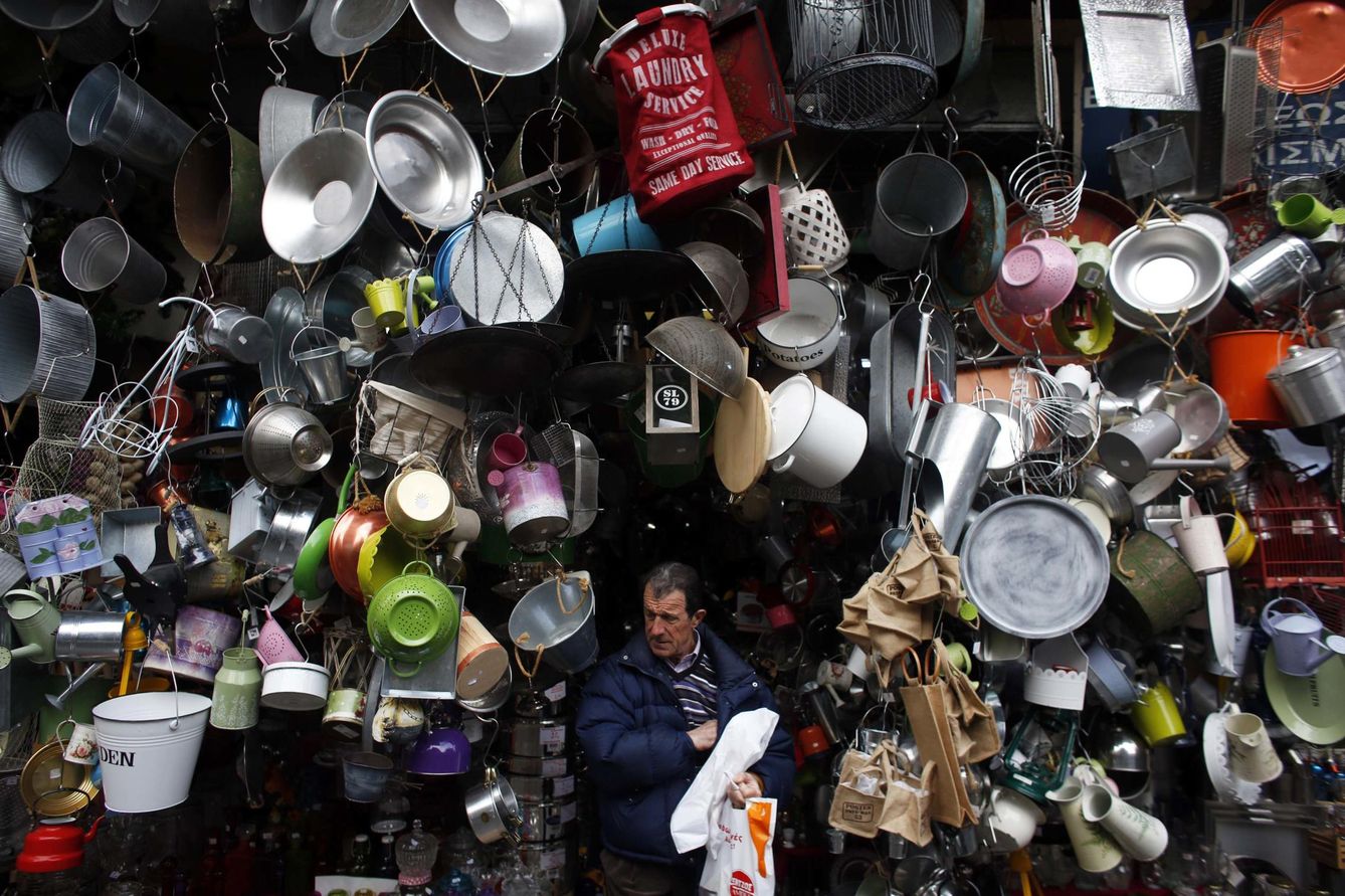 Un cliente abandona un comercio de menaje en Atenas (Reuters).