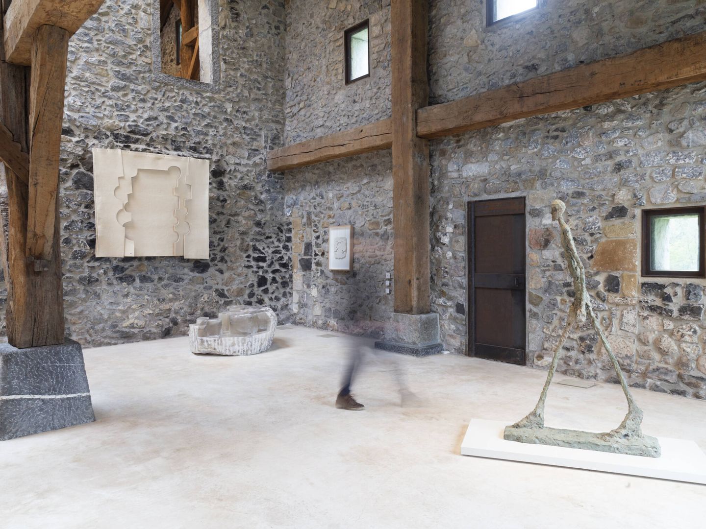 Vista de la exposición 'Universo Maeght' en Chillida Leku con El hombre que anda, de Giacometti. (Telmo Sánchez Ugalde) 