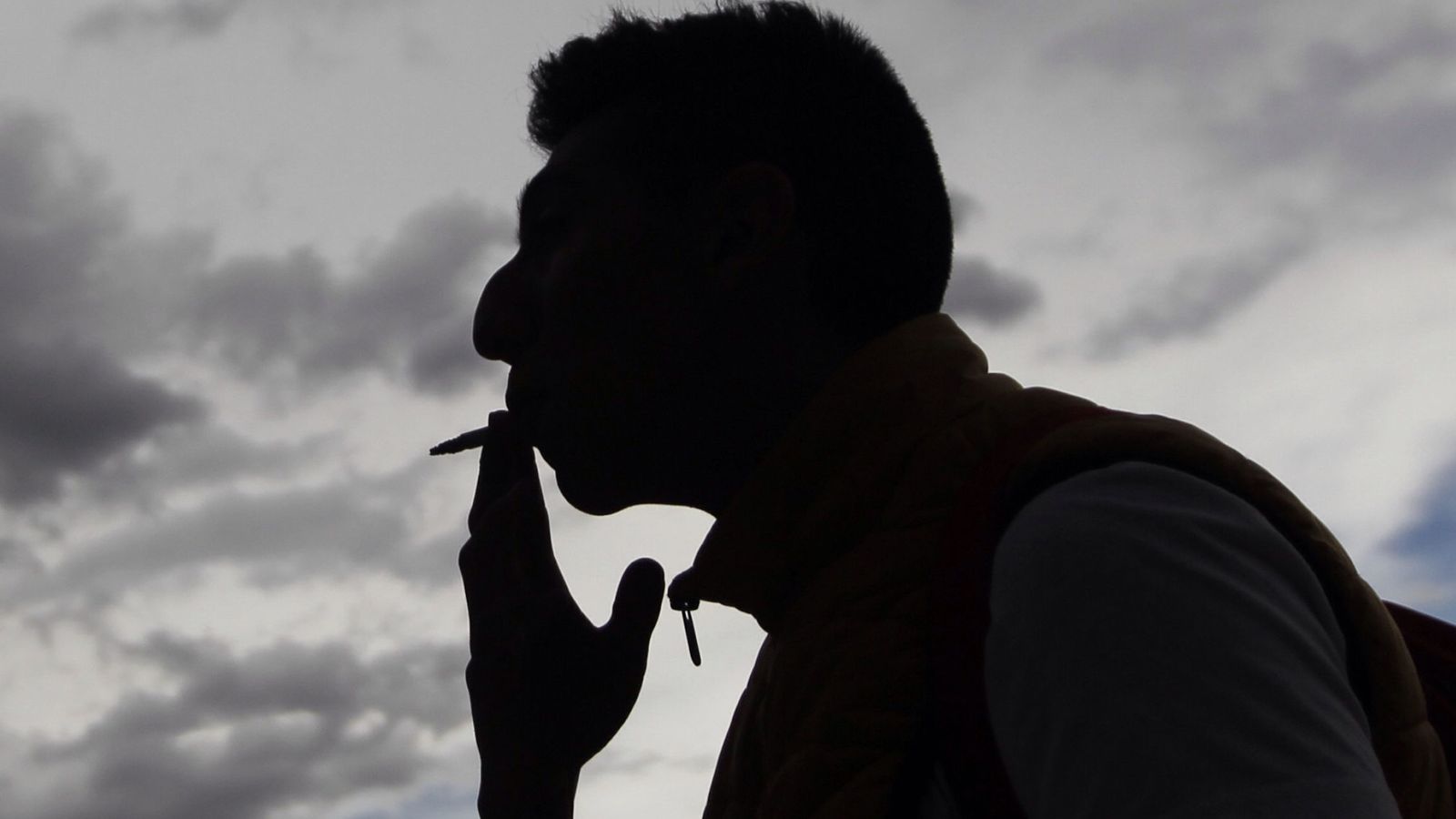 Foto: Un hombre fumando un cigarrillo | EFE