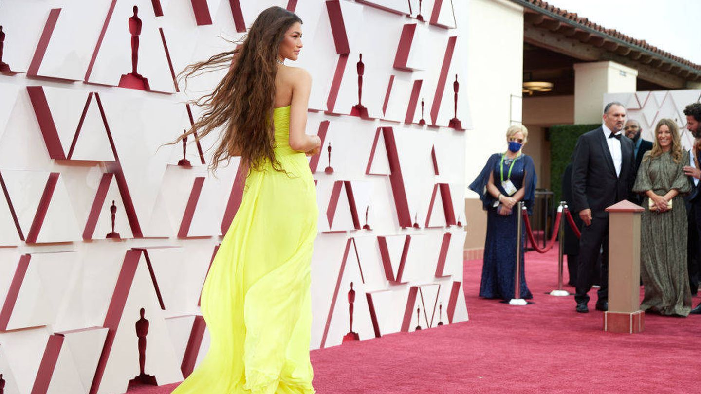 Zendaya, con su melena de sirena, llegando al photocall de los Oscar 2021. (Getty)