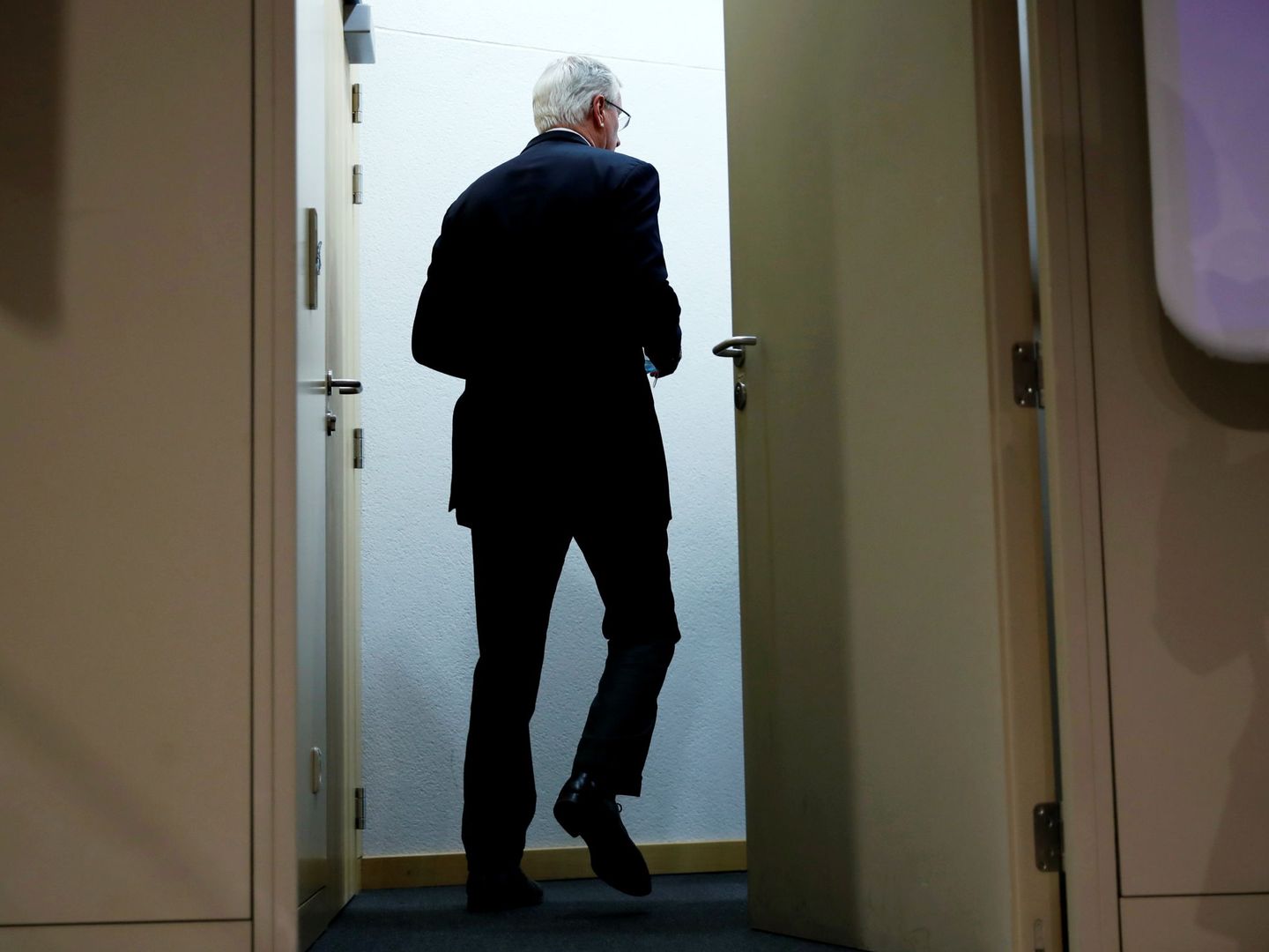 Barnier, abandonando la sala de prensa de la Comisión Europea. (Reuters)