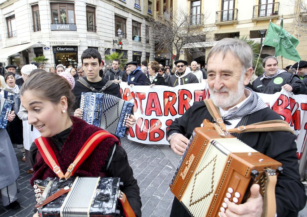 Foto: Celebración de la 'desanexión' de Igeldo, ayer sábado, en San Sebastián (Efe).