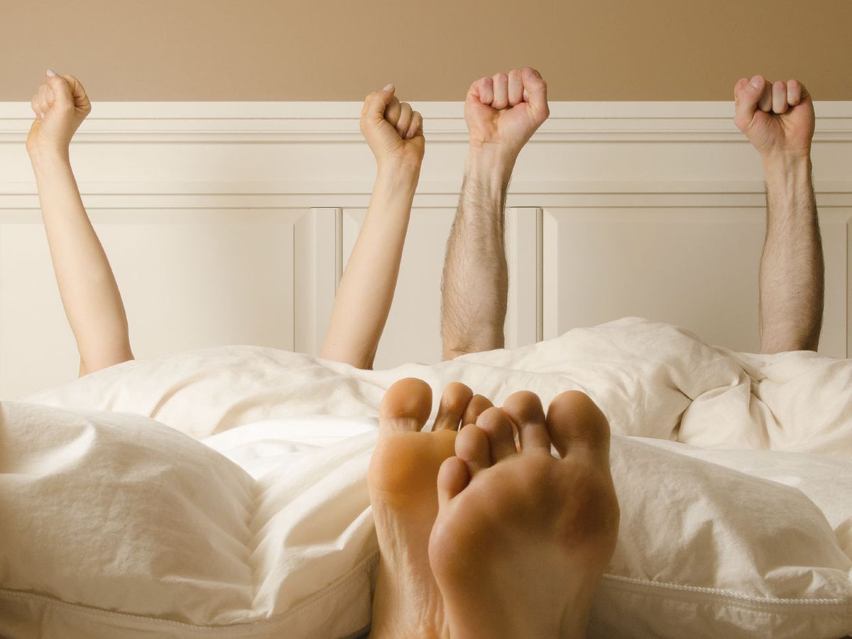Cinco juegos en la cama para compartir con tu pareja