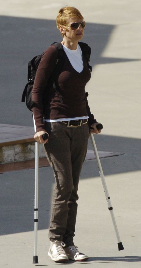 Esther Arroyo con muletas meses después de su accidente (2009)