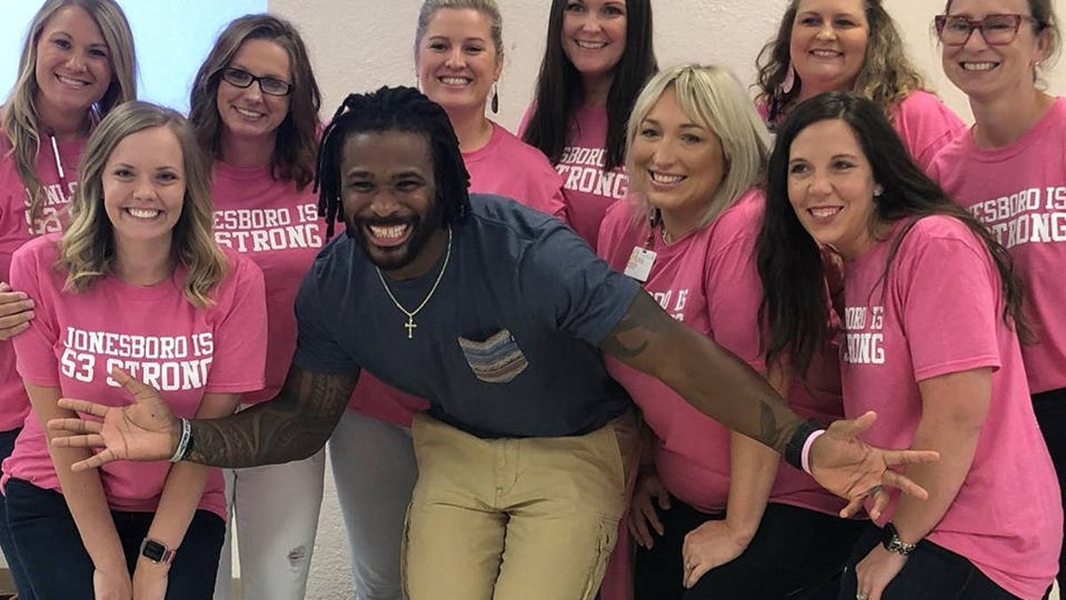 Un jugador de fútbol americano paga más de 500 mamografías como homenaje a su madre