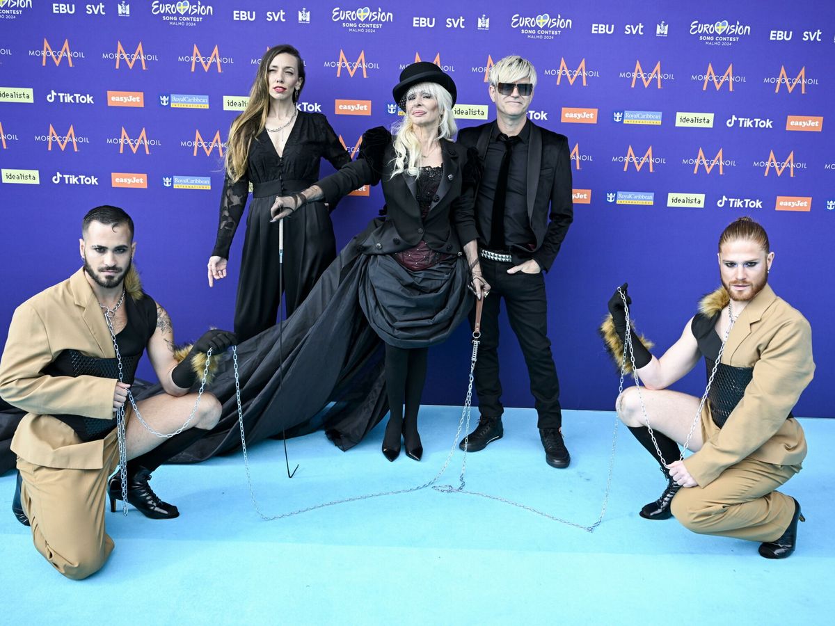 Foto: Los representantes españoles Nebulossa, frente al photocall de Eurovisión 2024 con logotipos de Moroccanoil. (EFE)