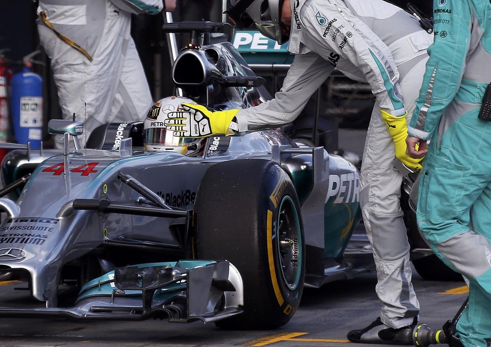 Foto: Hamilton se retira de la carrera durante el pasado Gran Premio de Australia. (Reuters)