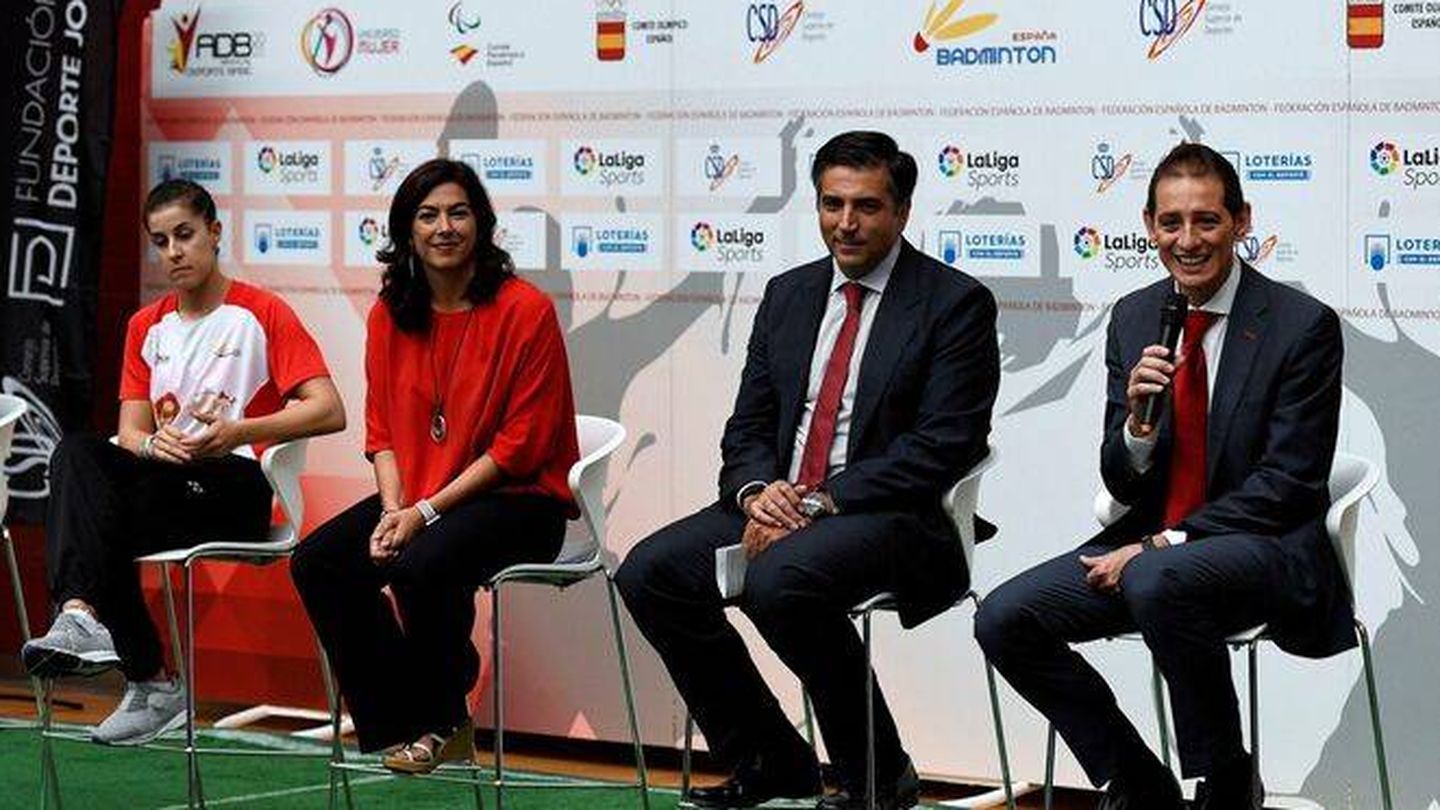 David Cabello, a la derecha, en un acto con Carolina Marín y la presidenta del CSD, María José Rienda. (EFE)