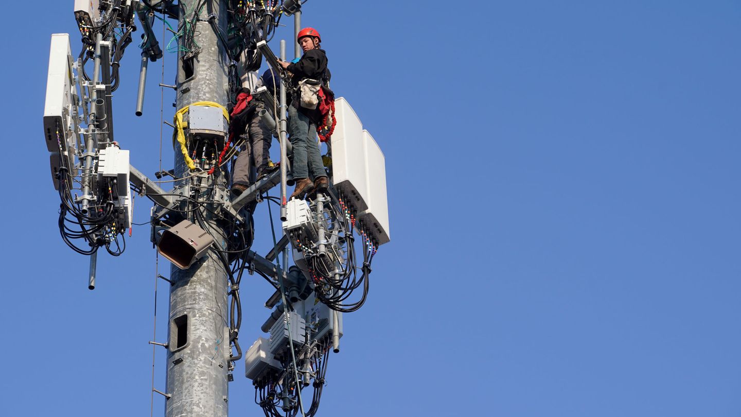 A contract crew from Verizon installs 5G telecommunications equipment on a tower in Orem, Utah, U.S. December 3, 2019. Picture taken December 3, 2019.  REUTERS George Frey