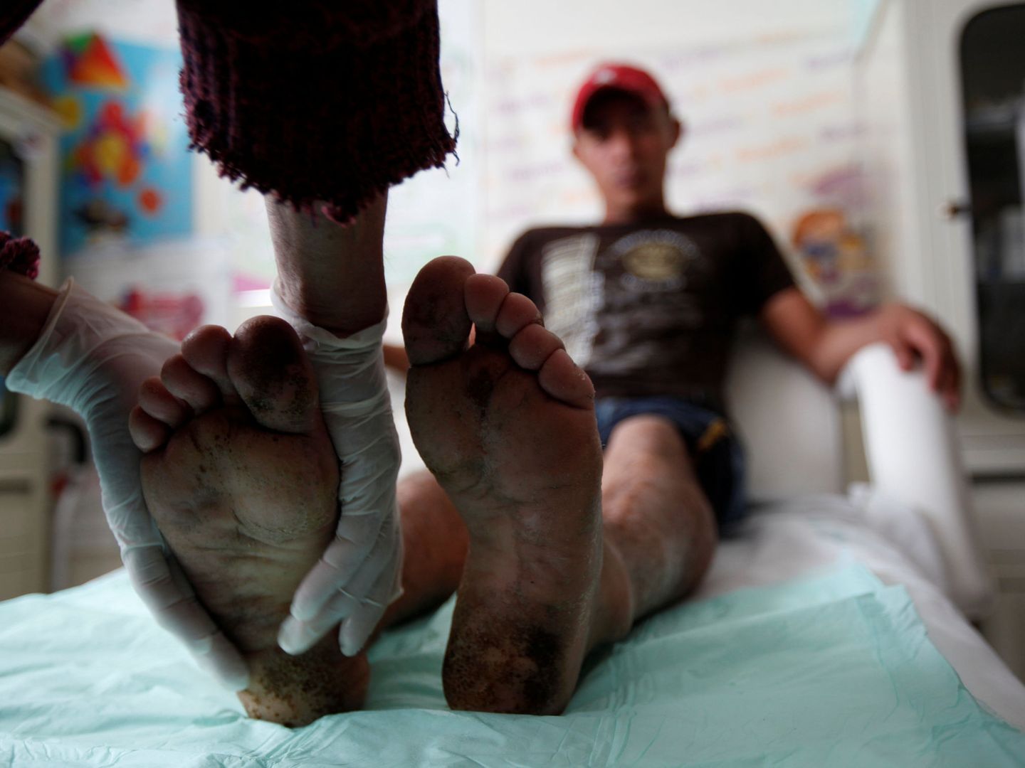 Un inmigrante centroamericano recibe un masaje de pies de una voluntaria en Ciudad Juárez, en noviembre de 2016. (Reuters)