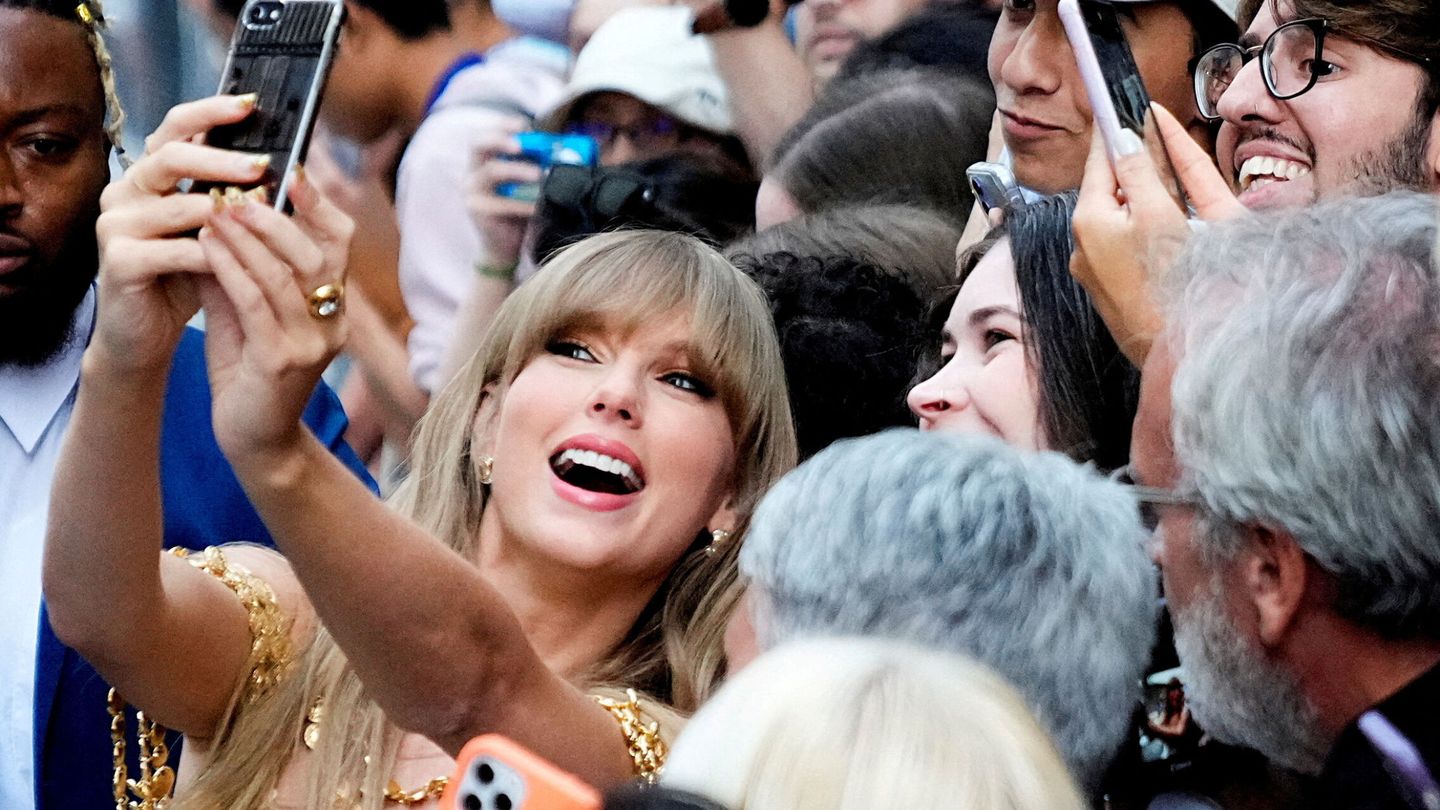 Taylor Swift se hace un selfie con sus fans. (Reuters)