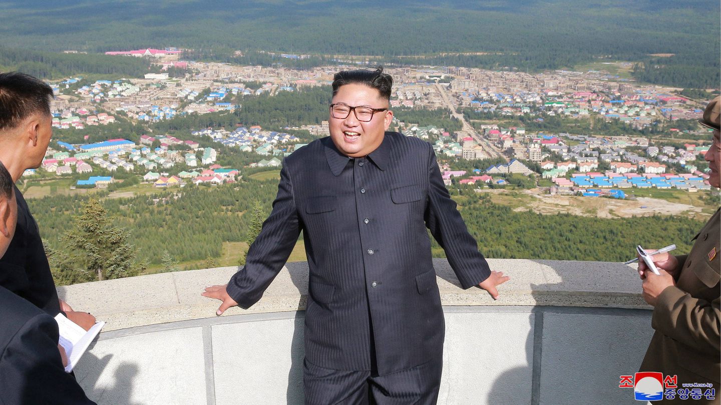  Kim Jong-Un, rodeado de sus colaboradores. (Reuters)