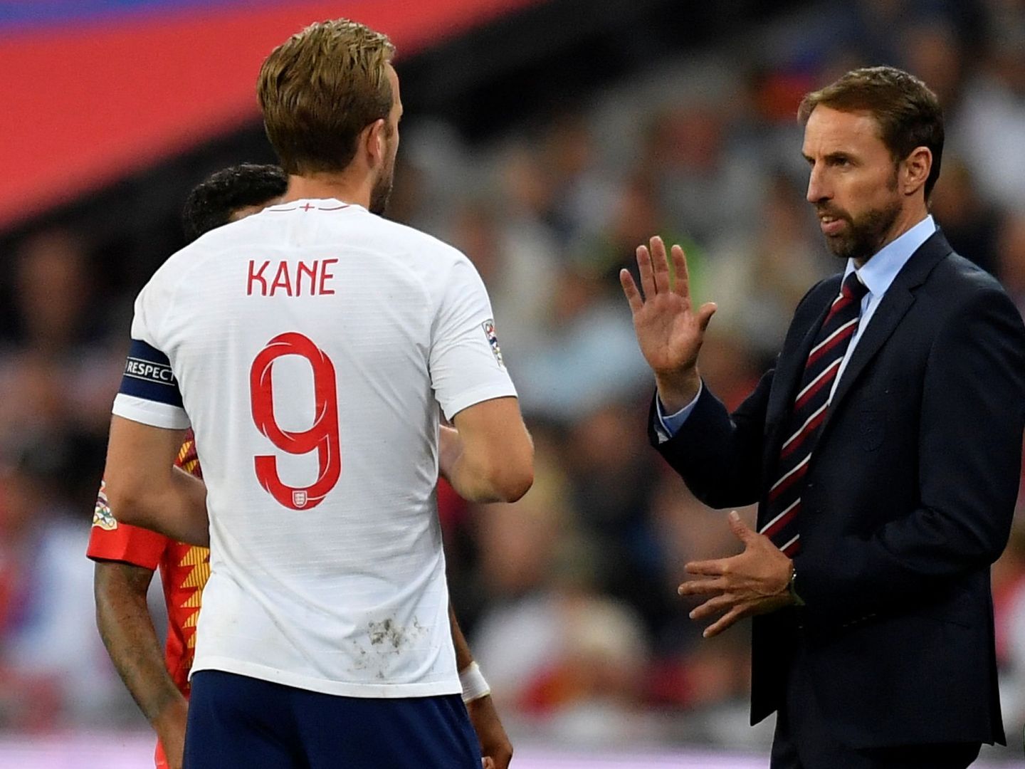 Gareth Southgate da instrucciones a Harry Kane durante un partido (Reuters)