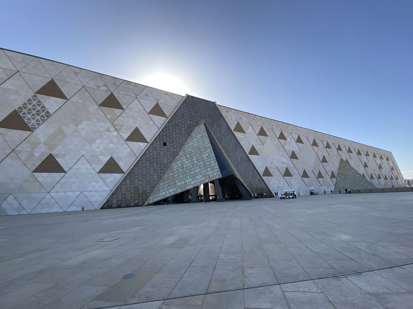 Fachada del edificio principal del nuevo Gran Museo Egipcio en El Cairo. (EFE/Shady Roshdy)