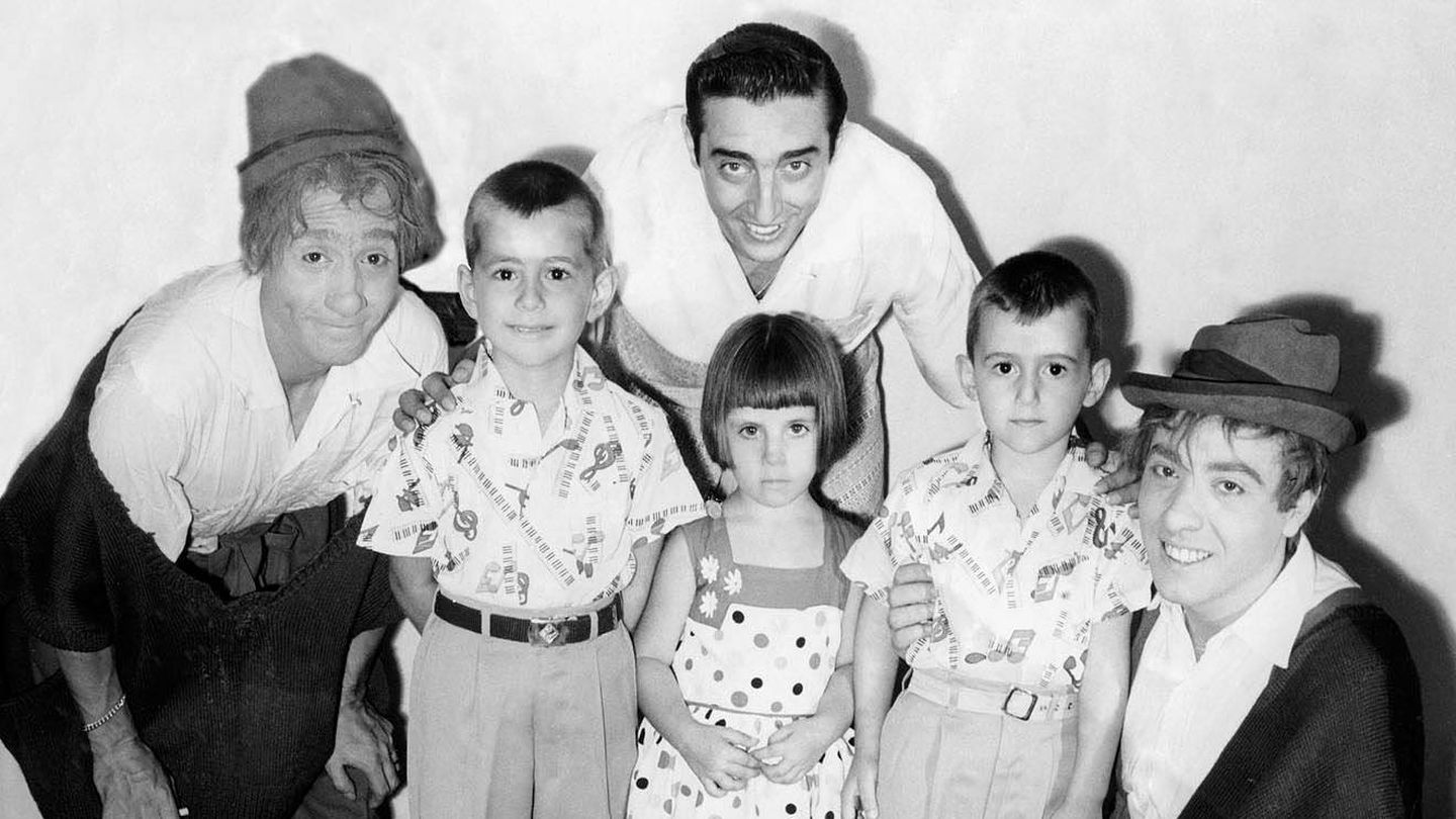 Rita Irasema de niña (en el centro) con Miliki, su padre y el resto de los 'payasos de la tele. (EFE)