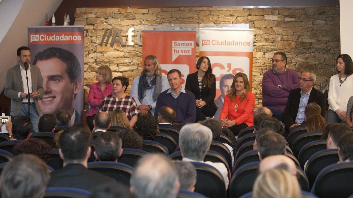 Foto: Varios de los asistentes a la presentación de la estructura territorial autonómica de Ciudadanos en Galicia. (EFE)Varios de los asistentes a la presentación de la estructura territorial autonómica de Ciudadanos en Galicia. (EFE)