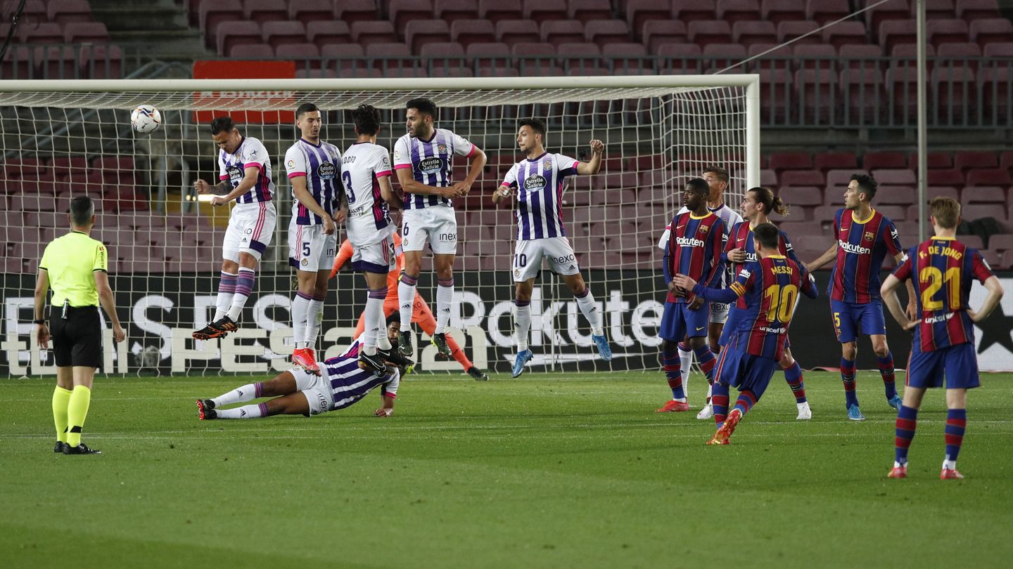 Leo Messi busca un gol de falta en el primer tiempo. (Reuters)