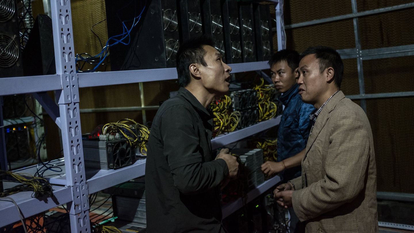 Dentro de una mina de criptomonedas en China. Foto: Reuters.