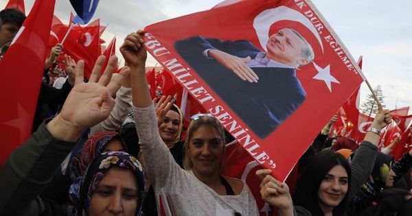 Foto: Seguidores de Recep Tayyip Erdogan esperan la llegada del presidente ante el Palacio Presidencial, en Ankara. (Reuters)  
