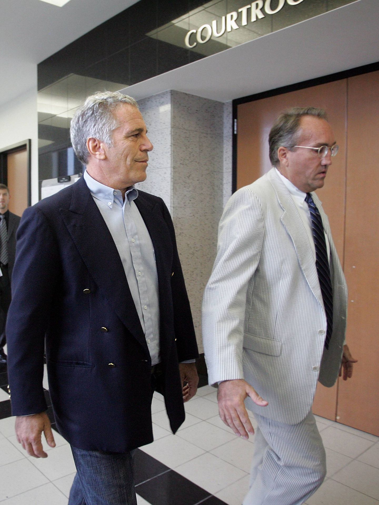 Epstein, junto a uno de sus abogados en una imagen de archivo. (Cordon Press)