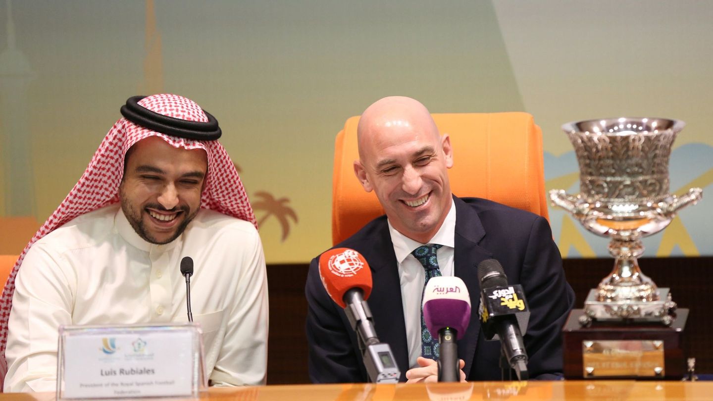 Rubiales, con el presidente de la Autoridad Saudí de Deportes. (EFE/Stringer)