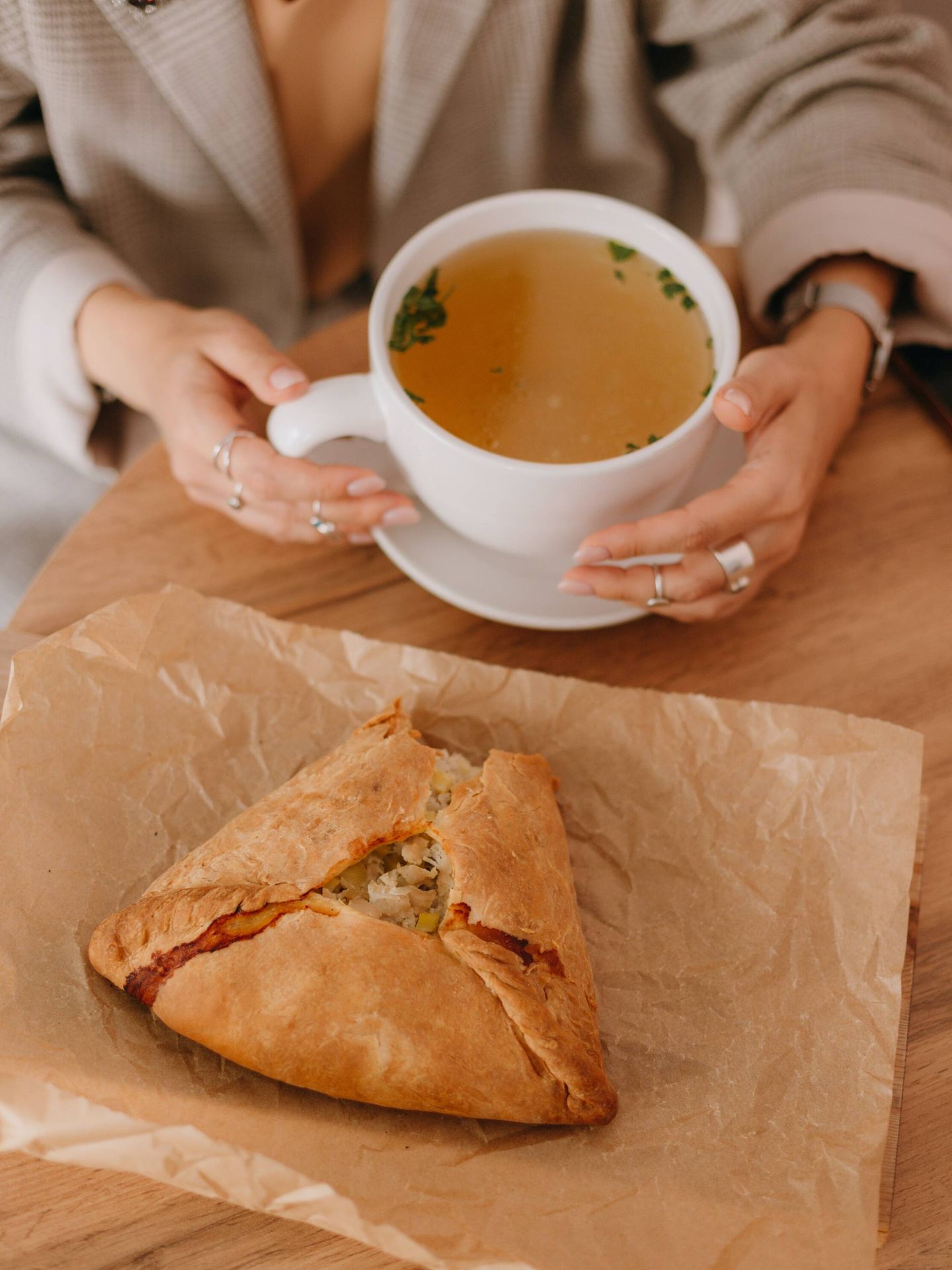 La sopa tiene beneficios probados científicamente para paliar el resfriado. (Pexels/Alina Matveycheva)