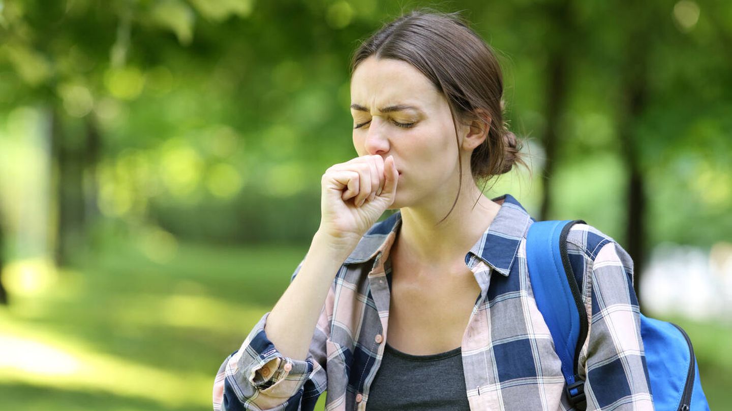 La hipótesis de que la tos de los fumadores explicaba la lumbalgia no se sostiene científicamente. (iStock)