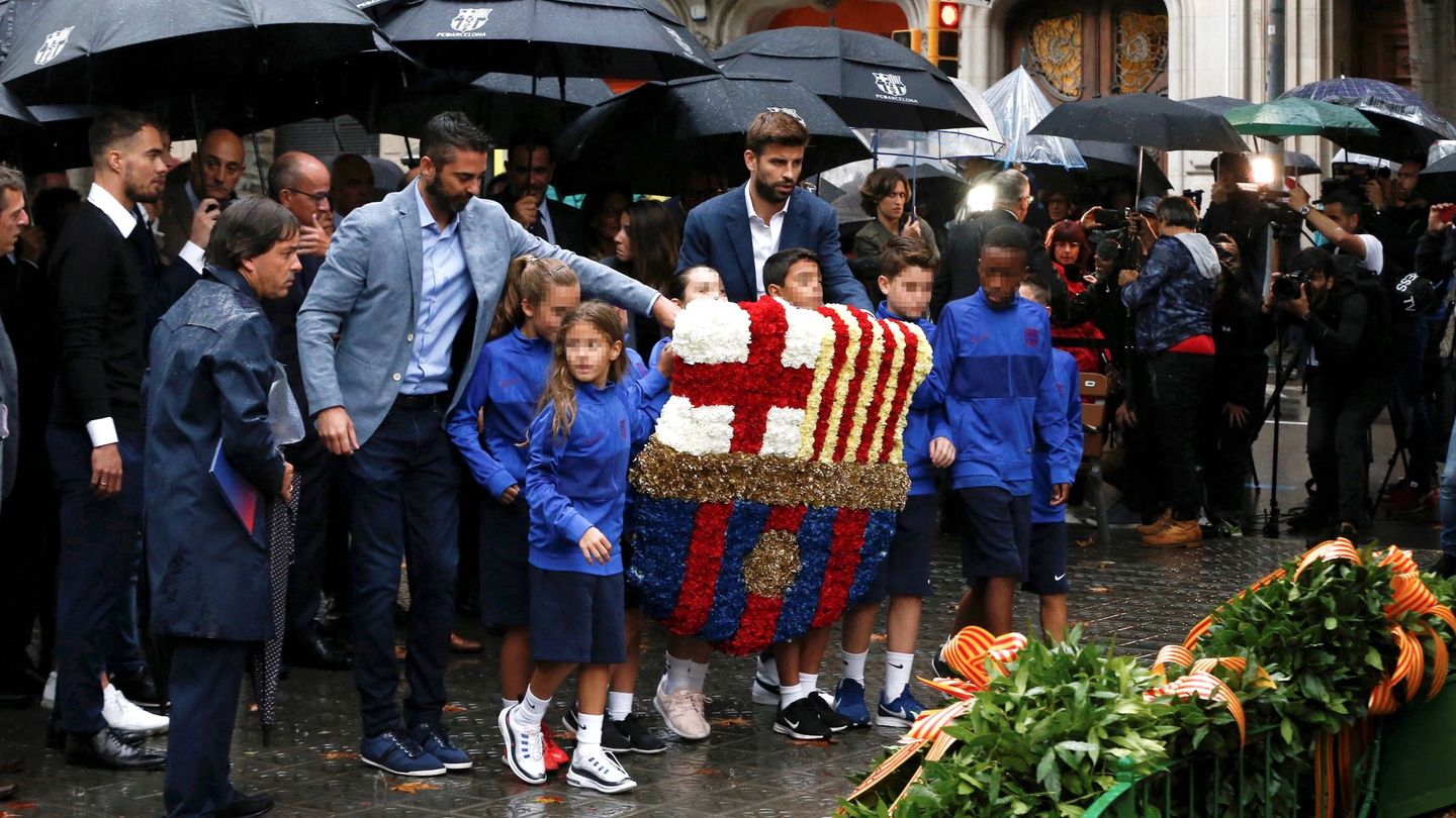 Gerard Piqué y Juan Carlos Navarro encabeza la ofrenda floral del FC Barcelona (EFE)