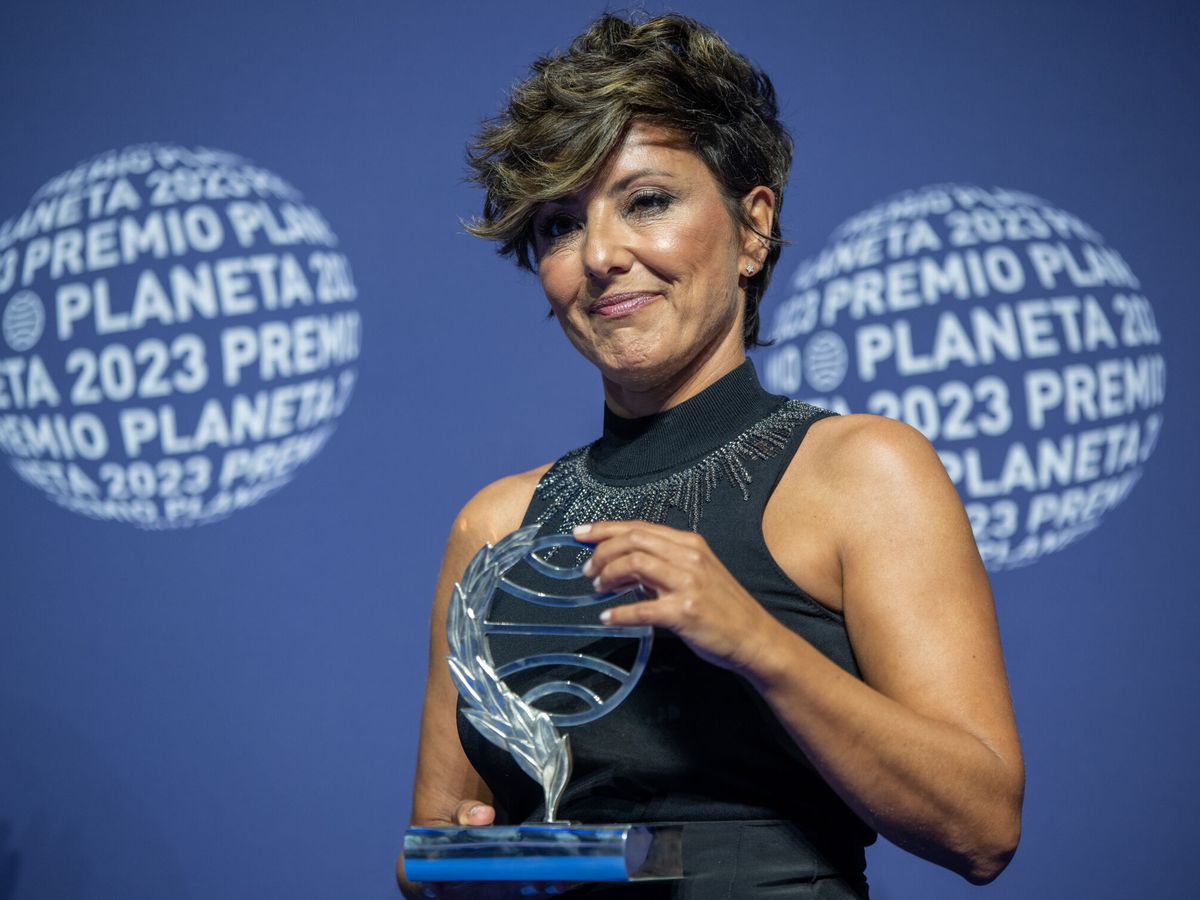 Foto: La periodista Sonsoles Ónega posa con el Premio Planeta. (EP/Lorena Sopena)
