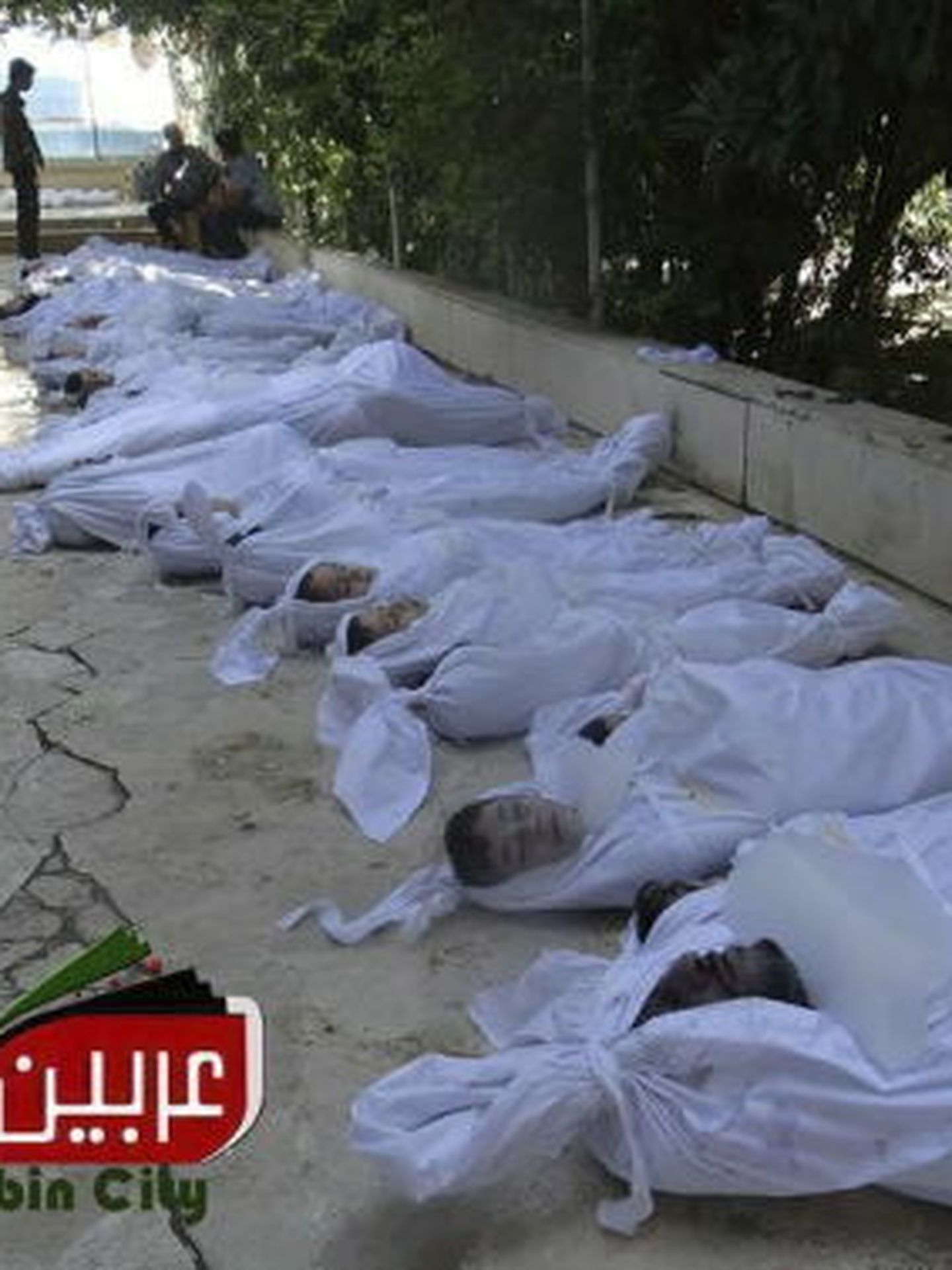 Fotografía facilitada por el comité local de arbeen que muestra los cuerpos sin vida de varios sirios tras un supuesto ataque con gases tóxicos. (efe)